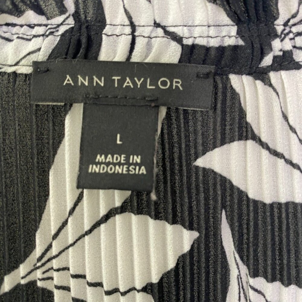 Ann Taylor Blouse Large Long Sleeve Pleated Floral Black & White Split Neck - Picture 8 of 9